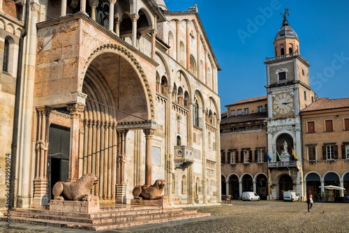 Obraz na płótnie modena, italien - domportal und palazzo comunale an der piazza grande w salonie