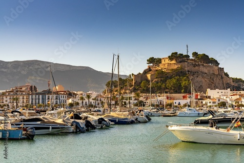 Foto view of the sports marina and harbour and historic hilltop castle in the old tow