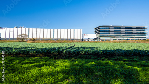 Foto 青空を背景に田園から観える半導体工場パノラマ風景
A panoramic view of a semiconductor factory seen from t