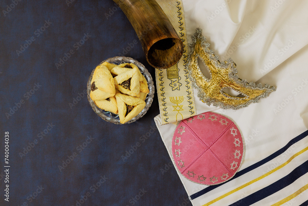 Φωτογραφία There is connection between Jewish holiday Purim rattles, carnival masks, hamantaschen cookies which symbolize its celebration