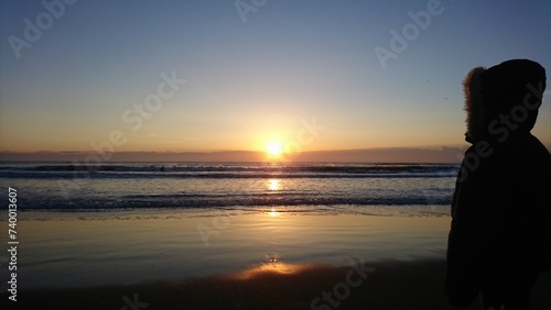 夜明けの浜辺より 初日の出 男の子 光の道と美しい波の共演 九十九里浜,白里海岸,千葉県,日本