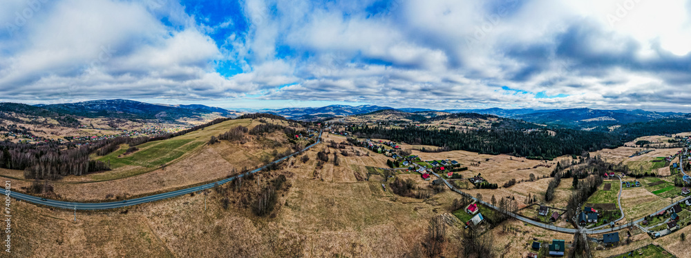 Góry, Beskid Śląski w Polsce, panorama z lotu ptaka zimą. Okolice istebnej i Koniakowa.