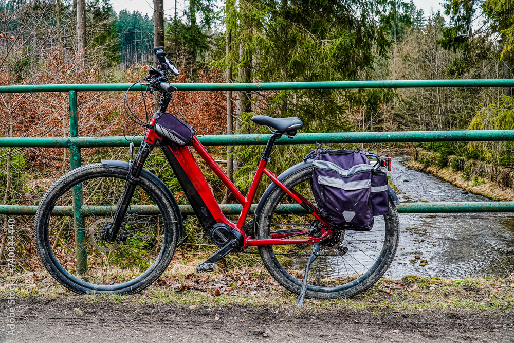 wyprawa rowerowa zimą w górach nad rzeką, rower elektryczny z sakwami