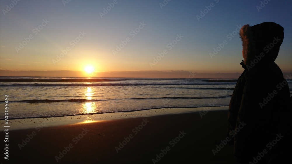 夜明けの浜辺より　初日の出　男の子　光の道と美しい波の共演　九十九里浜,白里海岸,千葉県,日本