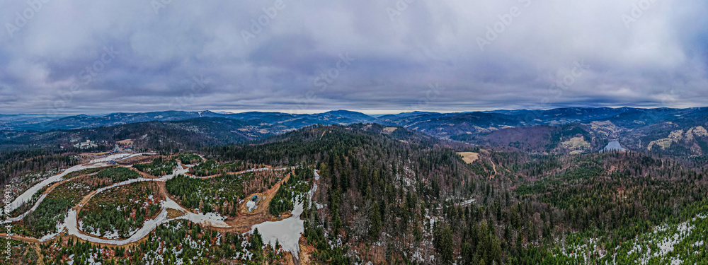 Góry, Beskid Śląski w Polsce, panorama z lotu ptaka zimą. Okolice istebnej i Koniakowa.