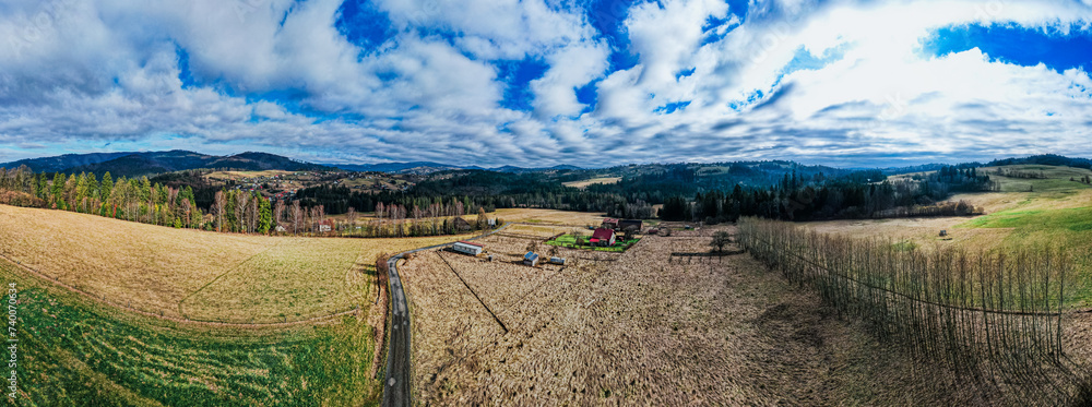 Góry, Beskid Śląski w Polsce, panorama z lotu ptaka zimą. Okolice istebnej i Koniakowa.