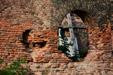 stary ceglany mur z dziurą, ruiny ceglanego budynku z dziurą, old brick wall with a hole, ruins of a brick building with a hole, brick ruins with a hole, ruined red brick wall with a hole