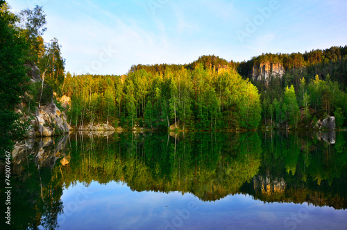 las, drzewa nad jeziorem, odbicie w wodzie, forest, trees by the lake, reflection in the water