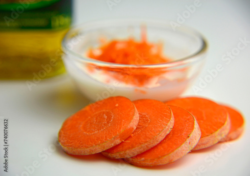 pokrojona w plasterki marchew, jogurt naturalny i oliwa, sliced ​​carrot and yogurt, ingredients for a natural cosmetic mask	