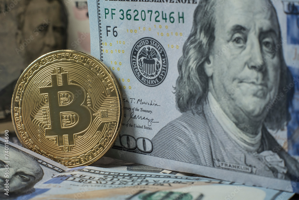 moneta bitcoin na banknotów dolarów - obrazy, fototapety, plakaty 
