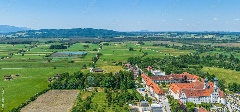 Blick über Kloster Benedikbeuren ins Loisachtal am oberbayerischen Alpenrand