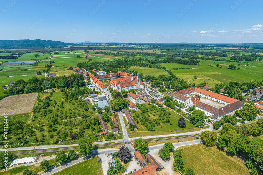 Ausblick auf Kloster Benediktbeuren im Landkreis Bad Tölz-Wolfratshausen im Luftbild