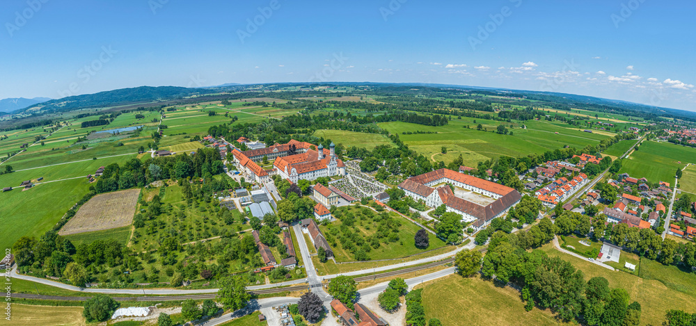 Panoramablick über Kloster Benediktbeuren und das Loisachtal im Landkreis Bad Tölz-Wolfratshausen