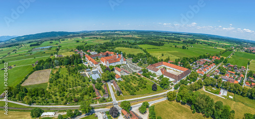 Panoramablick über Kloster Benediktbeuren und das Loisachtal im Landkreis Bad Tölz-Wolfratshausen