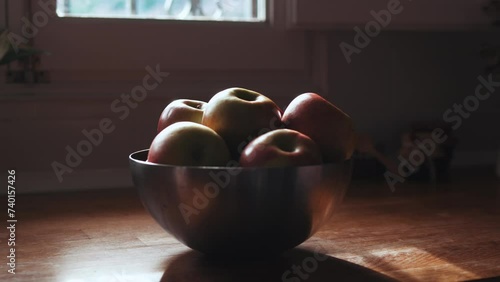 Deja la manzana en el frutero, vida sana. photo