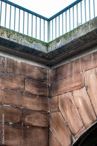 N  sse und Schimmel an einer Eisenbahnbr  cke