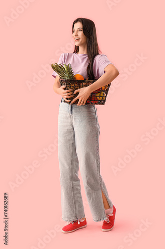 Pretty young woman with fre...