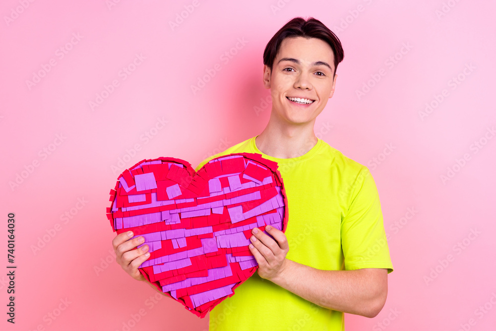 Φωτογραφία Photo portrait of nice teenager guy hold heart pinata valentine day dressed styl