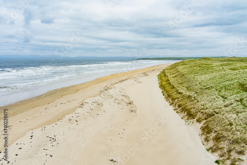 Spectacular Tullan Strand  one of Donegal s renowned surf beaches  framed by a scenic back drop provided by the Sligo-Leitrim Mountains. County Donegal  Ireland.