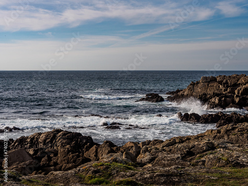 El mar chocando con los acantilados de la costa