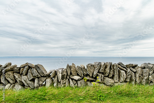 Foto Irish dry-stone wall, built with a variety of stones to separate and protect crop fields as well as create separated fields for livestock grazing
