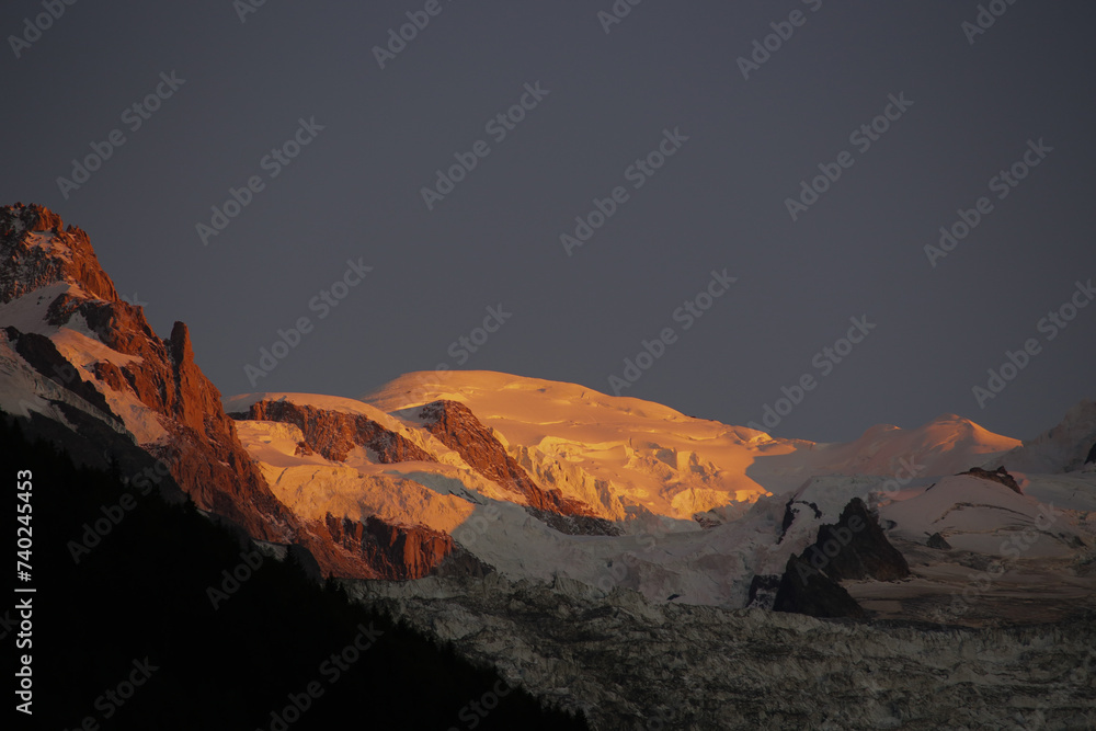 Mont Blanc éclairé par le couché du soleil