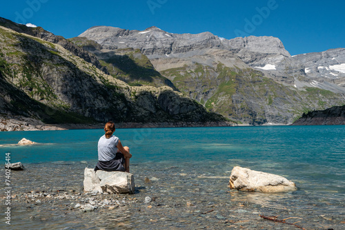 Jeune femme contemplant la beaut   d un lac d altitude dans les Alpes