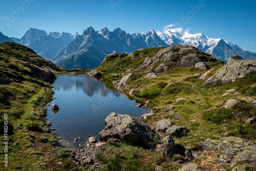 Fototapeta Naklejka Na Ścianę i Meble -  Massif du mont Blanc se reflétant dans un lac