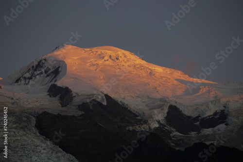 Mont Blanc éclairé par le couché du soleil