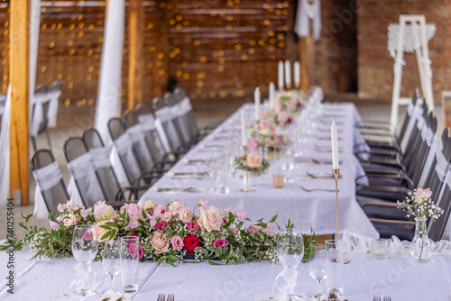 Wedding table with pink flowers © Richard Semik