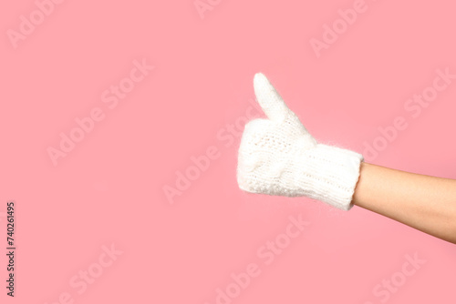 Hand in white knitted mitte...