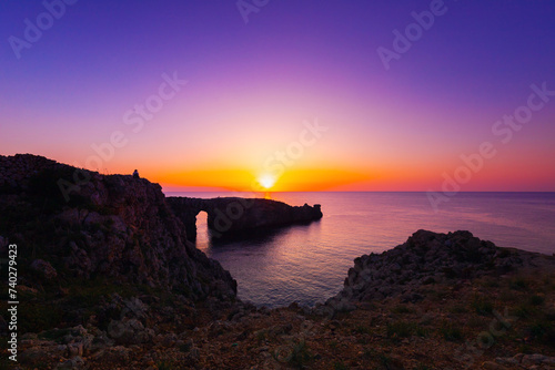 Krajobraz morski, zachód słońca i klify, wyspa Minorka (Menorca), Hiszpania 