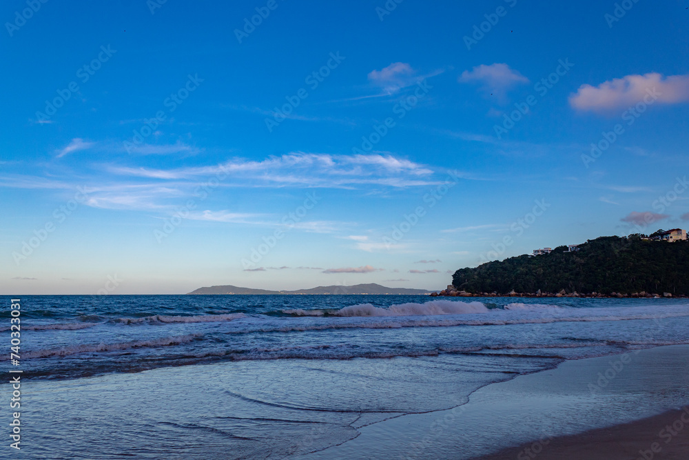 Fototapeta premium escurecer na praia do Defunto praia das Cordas cidade de Governador Celso Ramos Santa Catarina Brasil praia das Bananeiras