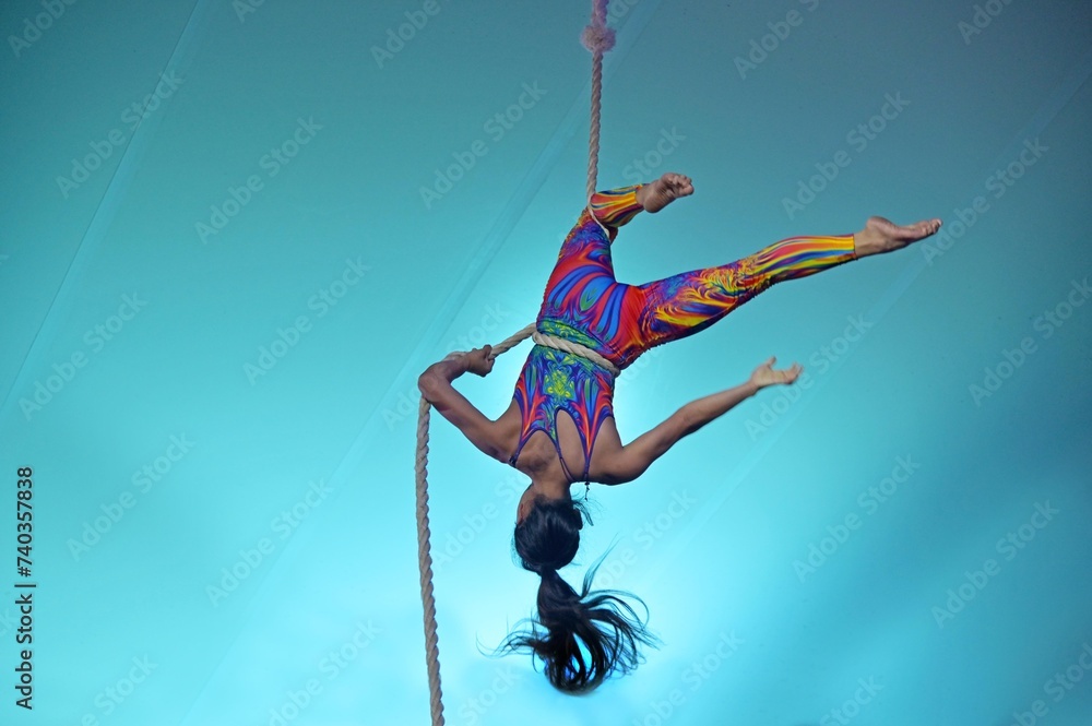 Rope acrobat on acrobatics performance - obrazy, fototapety, plakaty 