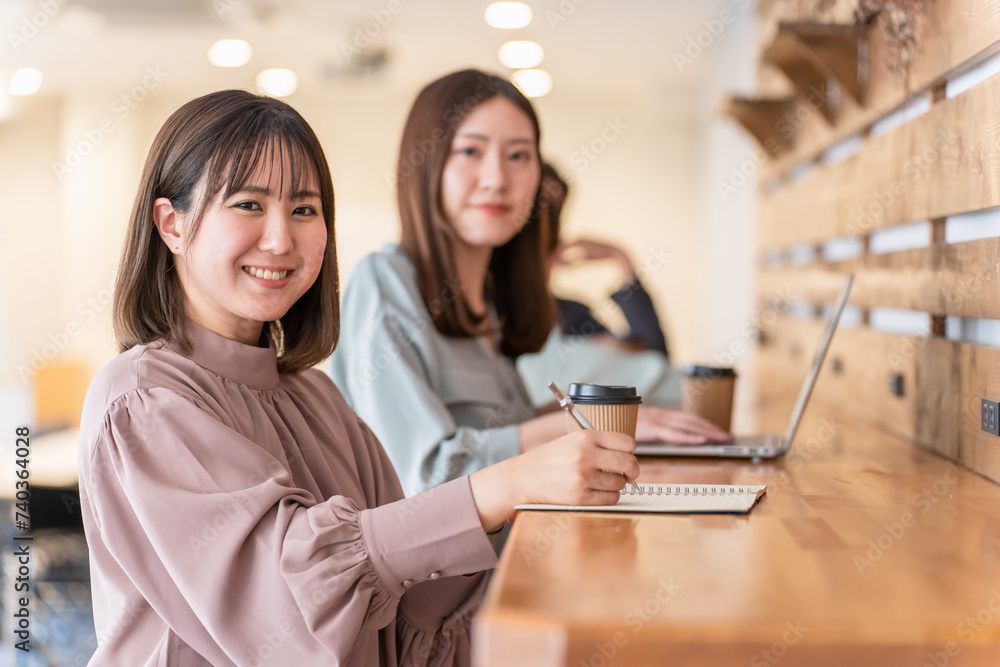カフェのカウンターで仕事・ミーティングするビジネスウーマン(ノマドワーカー・相談・会議)
カフェのカウンターで仕事・ミーティングするビジネスウーマン(ノマドワーカー・相談・会議)