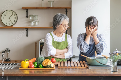料理を見て文句を言う高齢者女性と泣く若い女性（嫁いびり）
 photo