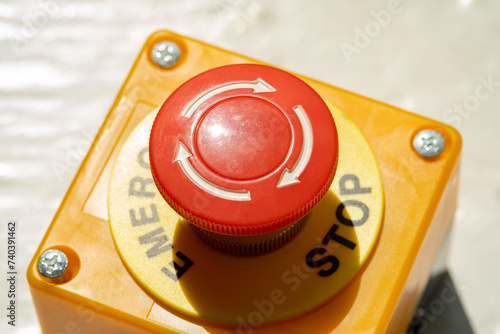 Foto A red Emergency STOP button used for safety on industrial equipment, machine mac