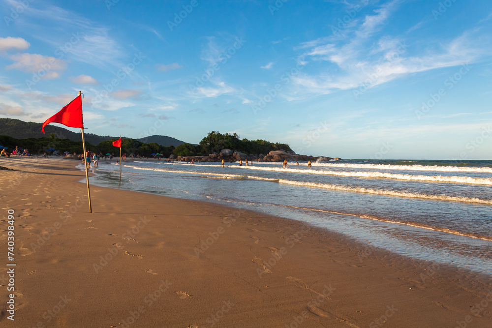 pôr-do-sol na praia das Bananeiras cidade de Governador Celso Ramos Santa Catarina Brasil