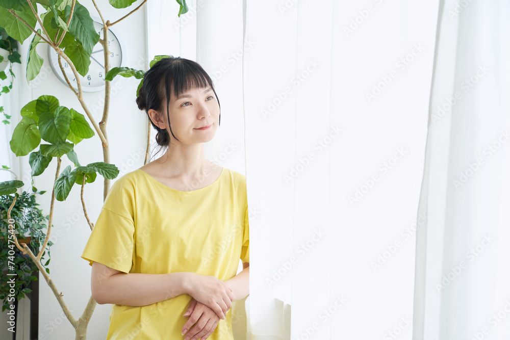 窓辺でくつろぐ女性