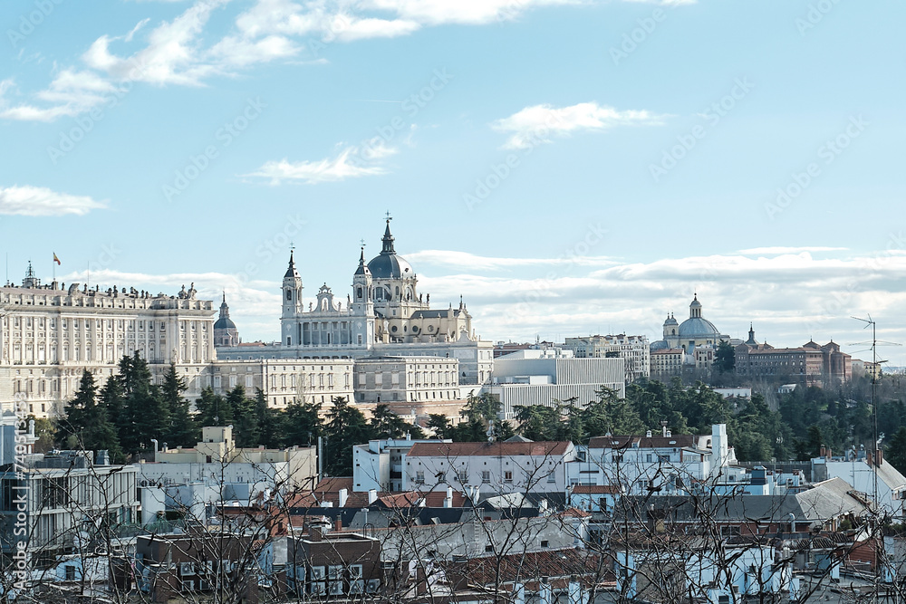 Vista panorámica de Madrid donde se ve el palacio real y la catedral de la Almudena 