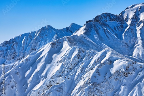 冠雪の北アルプスの鹿島槍ヶ岳 © Taka Mountain