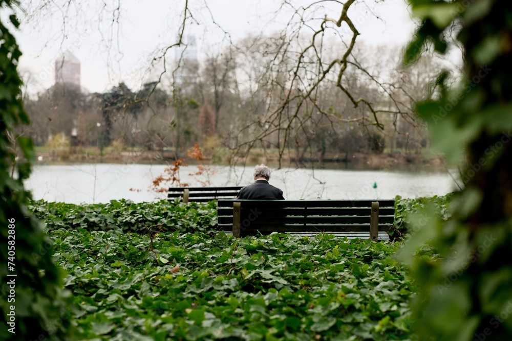 Obraz premium Un homme seul dans le Parc de la tête d'Or