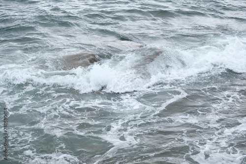 La mer et les vagues .