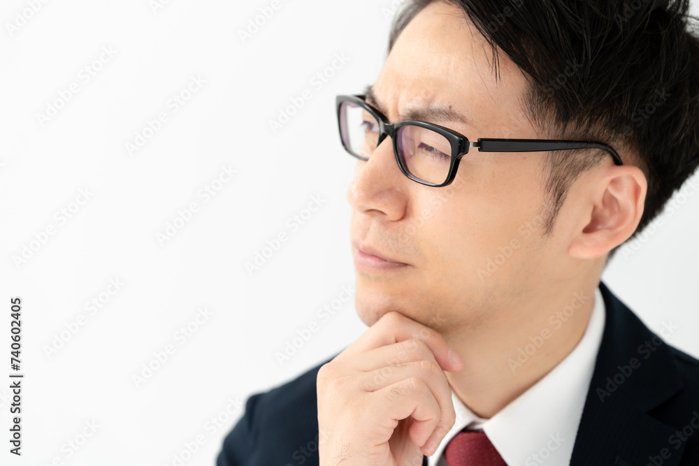 悩むビジネスマン