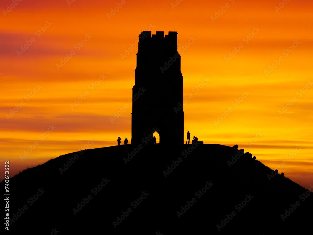 Obraz premium Glastonbury Tor - Silhouettes