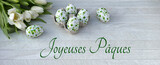 Carte de Pâques : œufs de Pâques avec fleurs et texte Joyeuses Pâques	