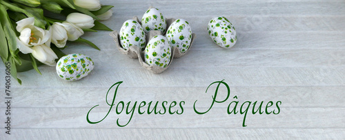 Carte de Pâques : œufs de Pâques avec fleurs et texte Joyeuses Pâques  © Racamani
