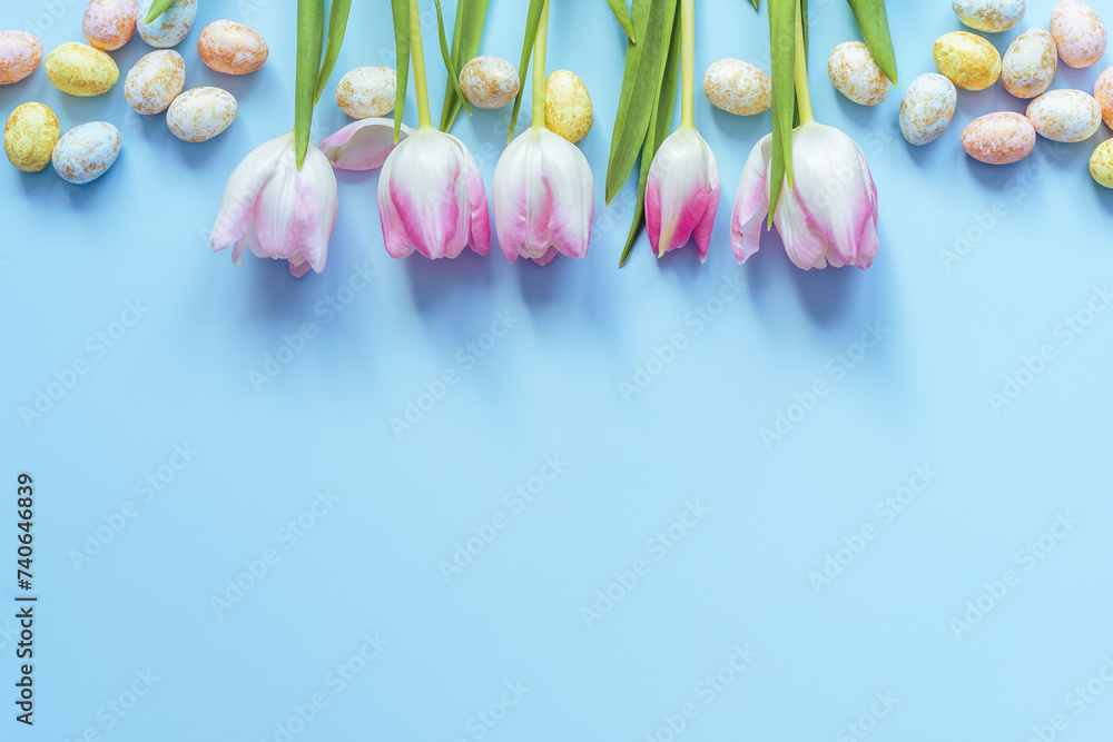 Ostern Hintergrund mit rosa Tulpen auf einem blauen Tisch. 