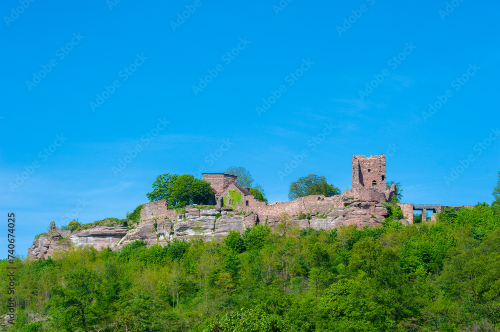 Blick zur Ruine Lützelburg bei Lutzelbourg. Department Mosel in der Region Lothringen in Frankreich