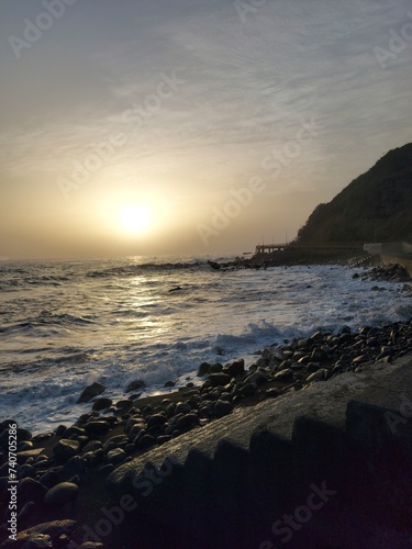 sol, laranja, amarelo, mar, água, oceano, ondas, céu, nuvens, ar livre, natureza, praia, ilha, paraíso, rochas, paisagem